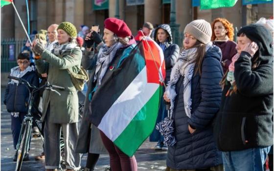 وقفة احتجاجية للعاملين الصحيين في إدنبرة تضامنًا مع زملائهم بغزة