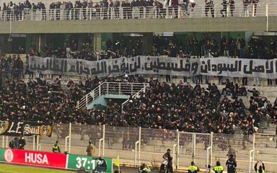 مشجعو "AS FAR" المغربي يتضامنون مع السودان وفلسطين
