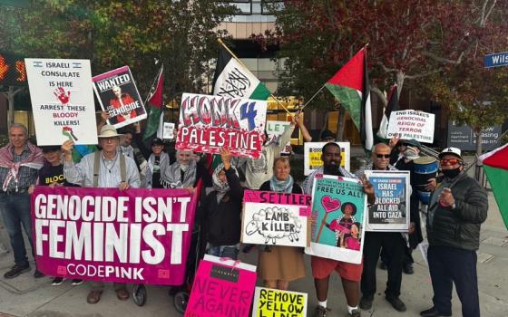 في لوس أنجلوس ..نشطاء يتظاهرون أسبوعيًا أمام قنصلية الاحتلال تنديدًا بالإبادة