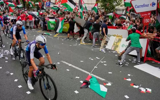 بسبب الاحتجاجات فريق "إسرائيلي" يتخفى خلال سباق الدراجات بإسبانيا