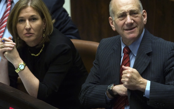 ارتكبا جرائم حرب.. تقديم شكوى في كندا بحق أولمرت وليفني قبيل زيارتهما لتورونتو