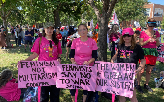 “ارتدوا الوردي وتظاهروا”..  كود بينك” تطلق مظاهرة أسبوعية أمام القنصلية الإسرائيلية”