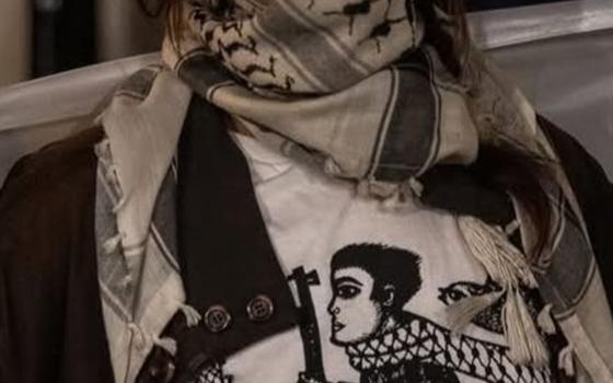 دعمًا لـ "فلتون 24” وقفة تضامنية أمام السفارة البريطانية  في اليونان