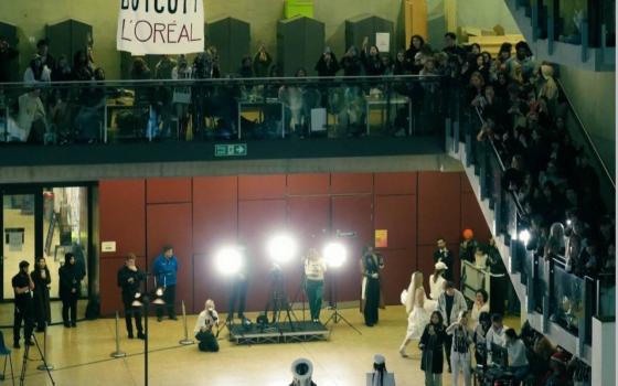 "اقطعوا الشراكة مع لوريال".. طلاب جامعة الفنون بلندن يعطّلون عرض "إعادة الضبط"