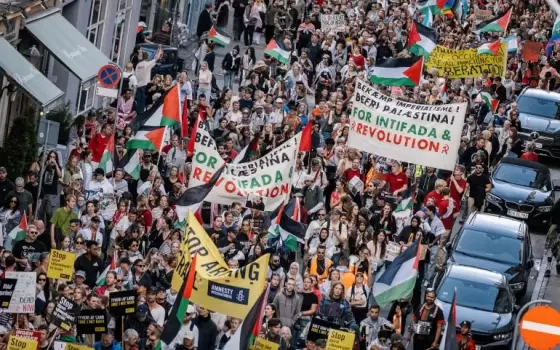 نشطاء في الدنمارك ينظمون مسيرة تضامن مع الشعب الفلسطيني