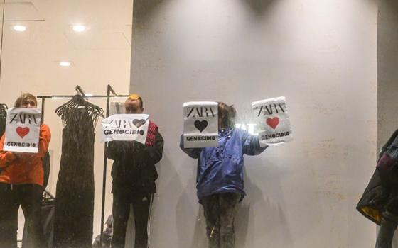 حملات المقاطعة مستمرة احتجاج أمام متجر “زارا” في مدريد