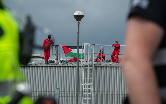 أحكام مخففة على نشطاء احتلوا مصنع أسلحة يدعم الاحتلال