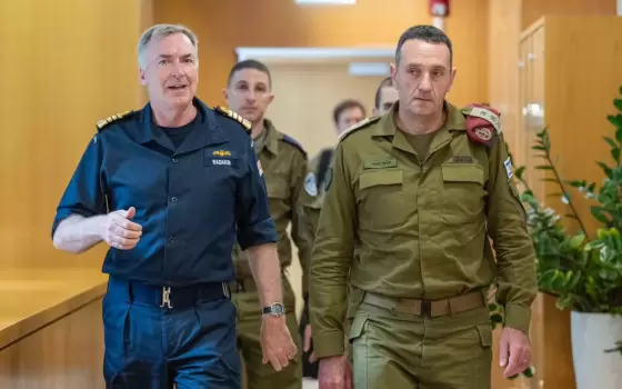 خلال حرب الإبادة! ..زيارات متكررة لمسؤولين عسكريين بريطانيين إلى الاحتلال