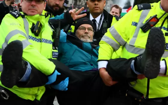 في أسكتلندا ..اعتقال صانعي بودكاست بعد نشر فيديو داعم لـ"حركة فلسطين"