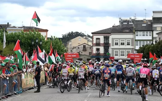 يُشارك فيه فريق إسرائيلي ..اختراق إذاعة سباق "فويلتا" إسبانيا لبث شعارات مؤيدة لفلسطين