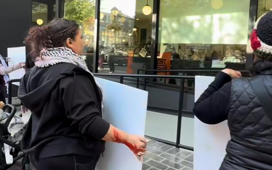 أحد عماله خدم بجيش للاحتلال أنصار فلسطين يحتجون داخل مخبز "تاتيه" في فرنسا