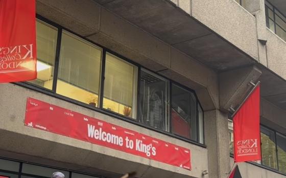 طردت طالب مصري تضامن غزة  احتجاج أمام جامعة "كينغز كوليدج"  في لندن