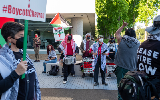 اعتصام أمريكي أمام محطة “شيفرون” تنديدًا بدعمها للإبادة