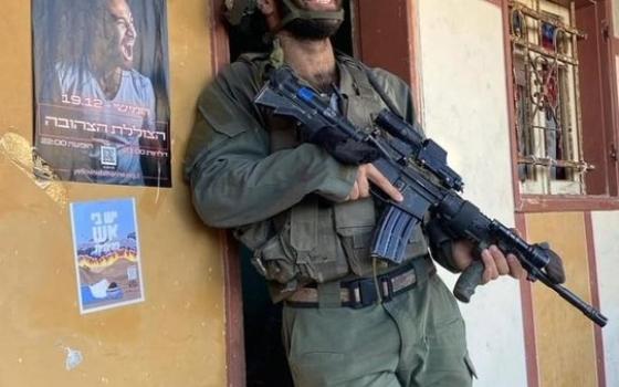 شارك بقصف منازل الغزيين .."هند رجب" تتقدم بشكوى جنائية ضد مغني إسرائيلي في براغ