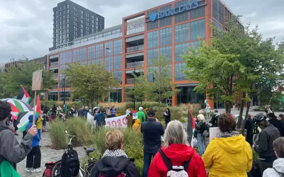 حصار “هوم بارغينز" بأسكتلندا.. واقتحام مخبز “تاتيه” الفرنسي رفضًا لتوظيفه جنود الاحتلال..يوم عمل حاشد يستهدف بنك “باركليز” في غلاسكو