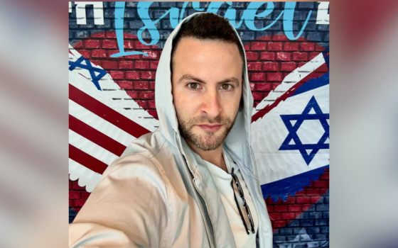 كندا تحتجز الكوميدي الإسرائيلي غاي هوشمان بعد تقديم بلاغات ضده