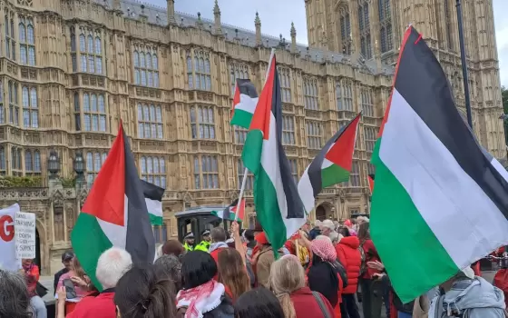 في برج الساعة ببرايتون ... أنصار فلسطين يجبرون مجموعات صهيونية على المغادرة