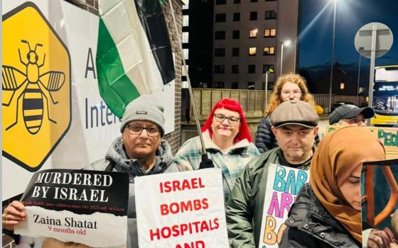 "إسرائيل تقصف المستشفيات" نشطاء مستمرون بالتضامن مع فلسطين في تيمسايد