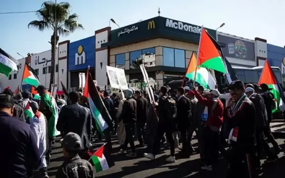 مظاهرة ضخمة في طنجة تطالب بمقاطعة "ماكدونالدز"... احتجاجات في إيطاليا تشلّ الموانئ والسكك الحديدية والمطارات