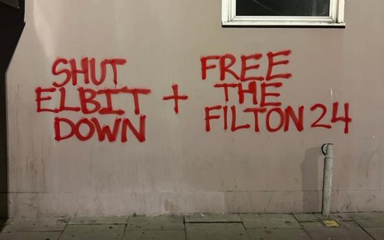 "أسقطوا إلبيت" كتابات جدارية في لندن دعمًا لمضربي "فلتون 24"