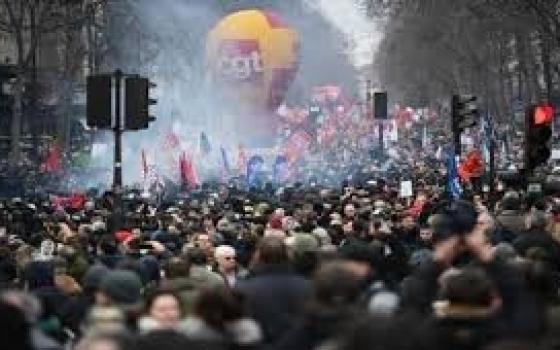 مظاهرات تطوق “برغر كنج” في الهند، وفروع “زارا” في فرنسا.. نقابيون ومتضامنون يتظاهرون في مطار شارل ديغول في فرنسا