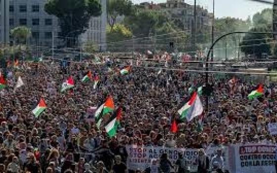 اعتقالات عنيفة تطال محتجّين عطلوا فعالية لـ "فان جونز"...إضرابات طلابية مؤيدة لفلسطين في جامعة "ماكجيل"