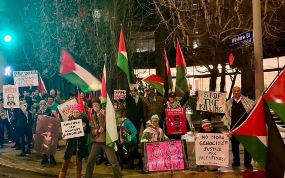 في لوس أنجلوس.. نشطاء يتظاهرون أمام قنصلية الاحتلال تضامنًا مع الأسير أبو صفية