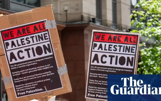 حملوا لافتات دعم لـ "حركة فلسطين" .. غرامات بدل المحاكمة لمتظاهرين داعمين لفلسطين ببريطانيا