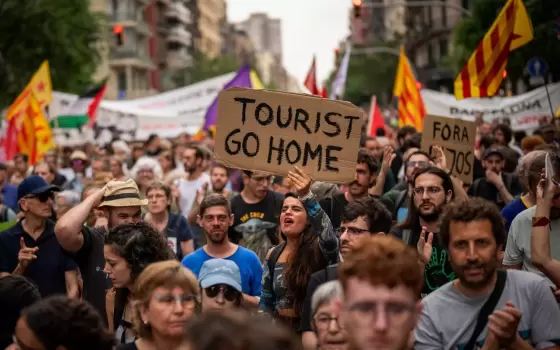 احتجاجات في برشلونة وليدز دعمًا للمضربين عن الطعام...يوم عمل ضد بنك "باركليز" في أسكتلندا