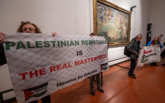 أنصار فلسطين يحتلون معرض "أوفيزي" في فلورنسا لتعاونه مع الاحتلال