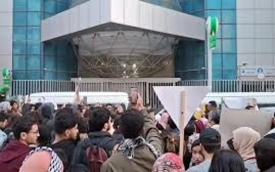 احتجاج داخل متجر "كارفور" في تونس رفضًا لدعمه للاحتلال.. احتجاج في ماليزيا رفضًا لزيارة "ترامب"