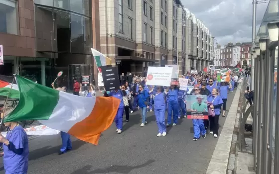 مظاهرة صامتة في أيرلندا لتكريم أطباء وممرضي غزة