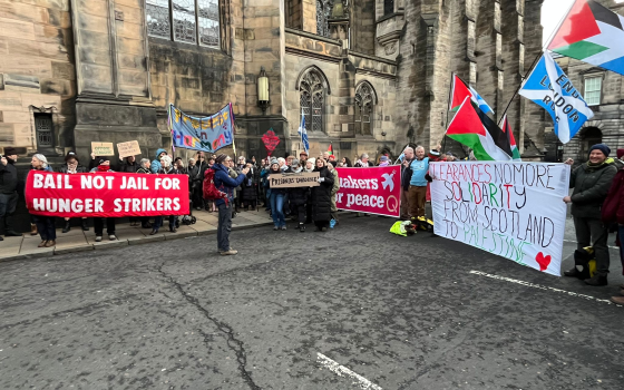 دعمًا لـ "فيلتون 24" .. تظاهرة  أمام محكمة إدنبرة رفضًا لحظر "حركة فلسطين"