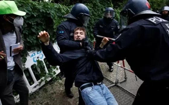 تصعيد عالمي يضغط على "ريبوك" لوقف رعاية اتحاد الاحتلال..اعتقالات وقمع في برلين خلال تظاهرة داعمة لفلسطين وغزة