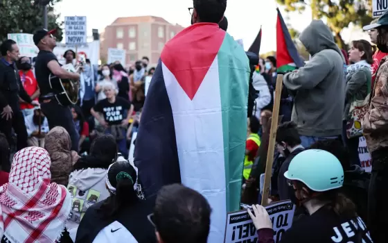 في مدينة نيويورك مجموعة من المعلمين يخططون لعقد ندوة تعليمية حول فلسطين