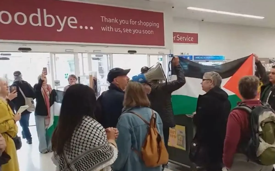 انتصار قانوني لنشطاء احتجوا ضد بيع منتجات الاحتلال في “سنسبيري”