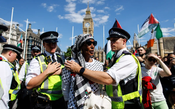 تقرير يحذر من عدم قانونية أساليب ضبط الاحتجاجات التضامنية ببريطانيا