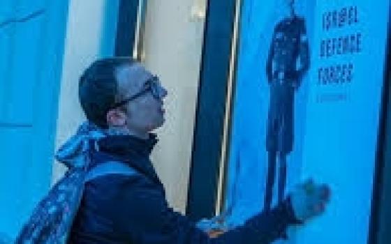 احتجاج داخل “زارا” في كراكوف رفضًا لدعمها جرائم الاحتلال..مجلسا سوانزي وكايرفيلي يصوتان لصالح سحب الاستثمارات من الشركات المتورطة بدعم الاحتلال