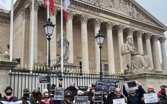 لا لتجريم التضامن  ..وقفة احتجاجية أمام البرلمان الفرنسي رفضًا لمشروع قانون "يادان"