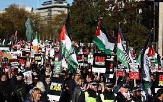 احتجاجات تحاصر "ماكدونالدز" في بريطانيا و"ستاربكس" في ألمانيا..اقتحام عشاء برلماني في لندن تضامنًا مع فلسطين والسودان