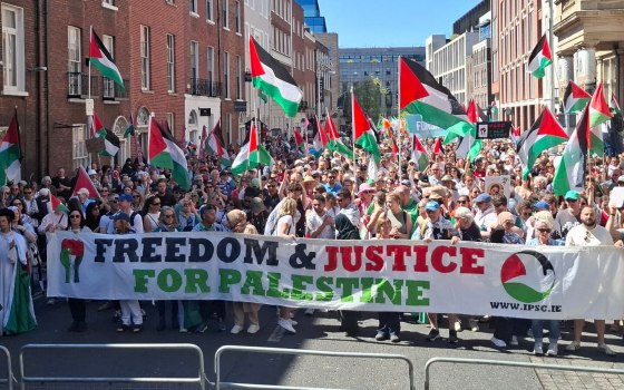 ندعم فلسطين وفنزويلا..  مسيرة أيرلندية مرتقبة ضد الدعم الأمريكي للحروب  