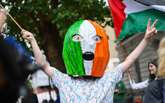 احتجاج داعم لفرقة “نيكاب” المناصرة لفلسطين أثناء جلسة محاكمة