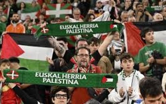 53 ألف مشجّع يشعلون مدرجات “سان ماميس” بفعاليات تضامن وإسناد....عشرات الآلاف يجتاحون الع رفضًا لميلوني ودشوارعمها للاحتلال