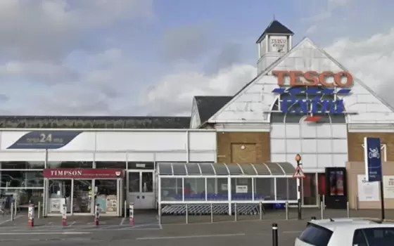 نشطاء يحاصرون "تيسكو" في بلفاست و "كارفور" في مدريد لدعمهما الاحتلال... تحرّك احتجاجي في بريطانيا يندّد بتواطؤ "ريبوك" مع منتخب العدو  