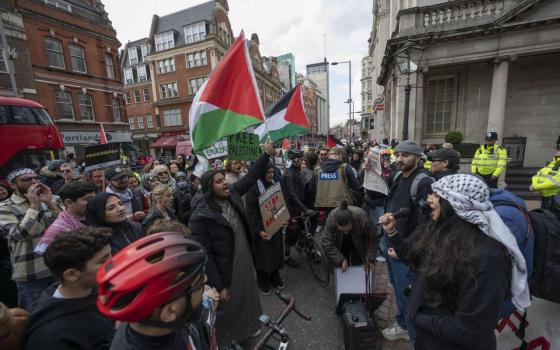 "أفرجوا عن الطبيب أبو صفية" ..وقفة أمام السفارة الإسرائيلية في لندن دعمًا للأسرى الفلسطينيين