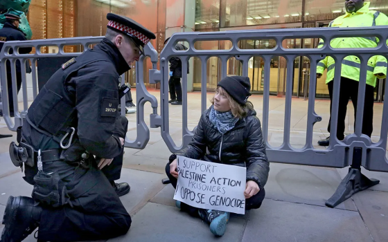 إطلاق سراح “غريتا ثونبرغ” وزميلاتها بعد محاصرة شركة تأمين