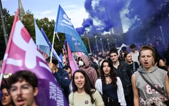 مظاهرات تطوق “برغر كنج” في الهند، وفروع “زارا” في فرنسا.. نقابيون ومتضامنون يتظاهرون في مطار شارل ديغول في فرنسا