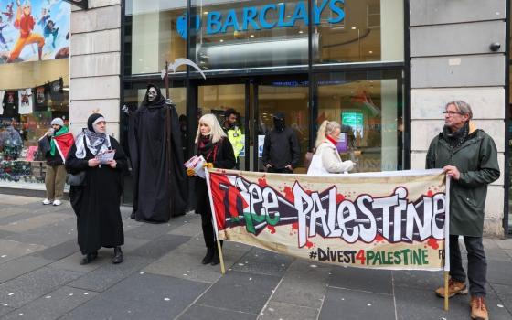 احتجاج أمام بنك "باركليز" في غلاسكو تنديدًا بتواطؤه مع الإبادة