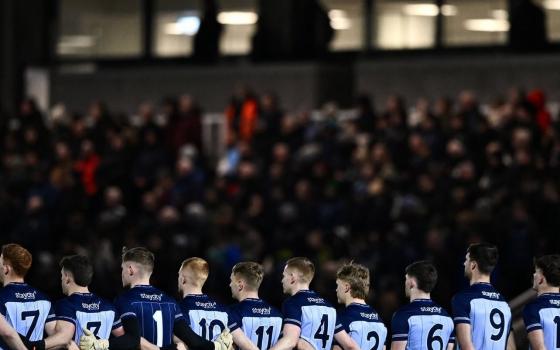 تؤمن كيان الإبادة... لاعبو كرة القدم في دبلن يرفضون إجراء مقابلات أمام لافتات "أليانز"