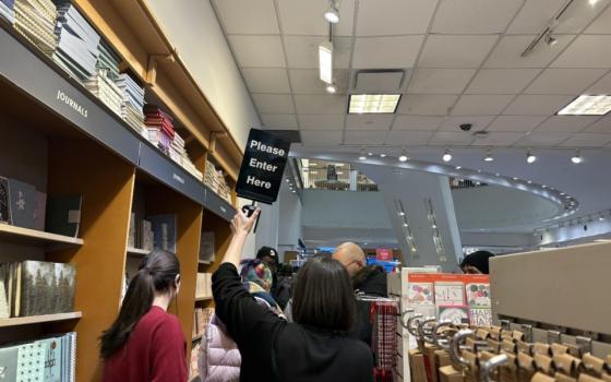 يقدم منحًا لجنود الاحتلال! ..احتجاج بإعادة كتب بآلاف الدولارات لمكتبة "إنديغو"